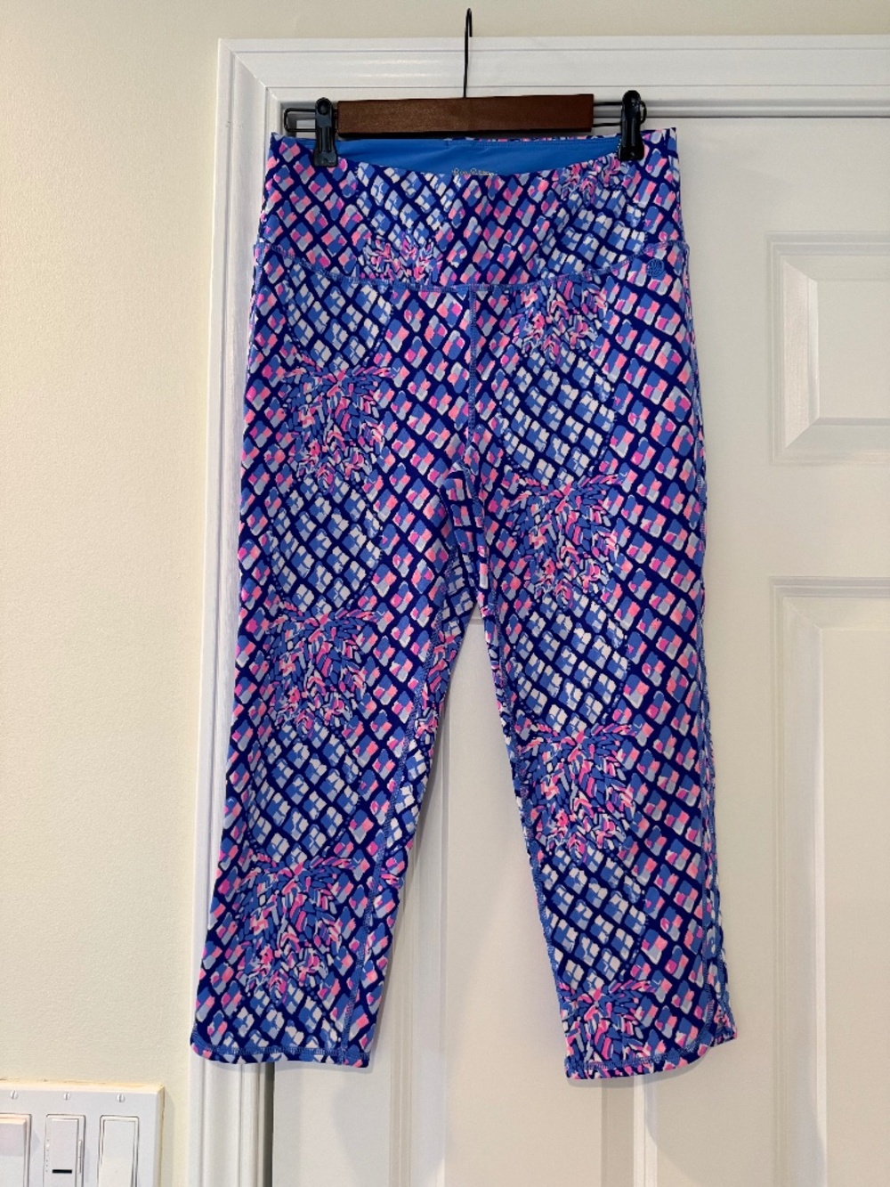 Lilly Pulitzer Luxletic Crop Leggings Size Large Blue Pink Geometric Print